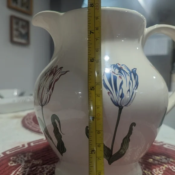 Tiffany Tulips Pattern water pitcher. - Picture 5 of 7